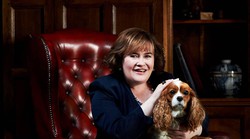 Sjećate li se još Susan Boyle? Danas je bogatija za 22 milijuna funti i izgleda bolje nego ikad