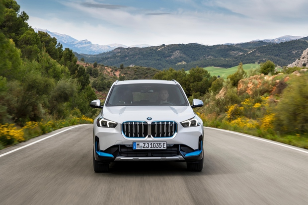 BMW: osam povlačenja za 12 modela: kvar zatezača sigurnosnih pojaseva, problem s otvaranjem vrata pri bočnom udaru, kvar visokonaponske baterije …