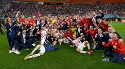 BBC: -  Njihova majica predstavlja sve, tako i igraju i njihovoj gladi nema kraja. Birane riječi pune hvalospjeva