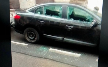 Dva tinejdžera i vršnjakinja im porazbijali sve lijeve "auto šajbe" u objesnom i luđačkom pohodu na najmanje 20 parkiranih automobila u samom središtu Budimpešte