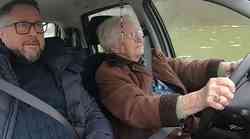 101-godišnja bakica iz našeg susjedstva još uvijek vozi automobil. Pogledajte kako je odvela novinara na kavu (VIDEO)