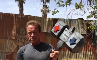 Arnold Schwarzenegger sudjelovao u prometnoj nesreći, naravno on je kao u filmu prošao bez ozljeda i ožiljaka, sudionica u nezgodi odvezena u bolnicu