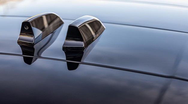 Aftermarket? Ne, dve anteni prihajata v kombinaciji s panoramsko streho, potrebni pa sta zaradi naraščajočega števila brezžičnih povezav (DAB, GPS, Wi-Fi, DVB, BT, AM/FM, telefon, daljinsko odklepanje, keyless, satelitski radio, TPMS idr.) ter zato, da ne bi prihajalo do motenj pri sprejemu vseh teh signalov.