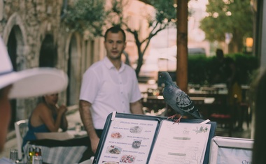 Konobar otkriva kako ga je ljubaznost prema kupcima skupo koštala – i što je bila kap koja je prelila čašu