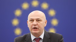 - "Šarlatani vode EU! Ursula je rekla da Rusi vade čipove iz veš mašina i da će im ratni stroj stati, kad ono, evo je u Izraelu!