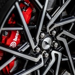 Snažne Brembo kočnice također su standardne za GT - prednji diskovi imaju 385 milimetara. Felge su od 20 inča i obuvene u cjelogodišnje gume Continental PremiumContact6. (foto: Uroš Modlic)