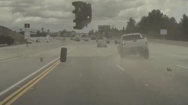 VIDEO: Otpali kotač pogodio KIA Soul u "čelo" i lansirao je u zrak! Horor. Može li vam se nešto tako strašno dogoditi na našoj autocesti?