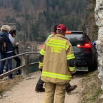 Pazite, nemojte to činiti: vozač koji je svojim BMW-om zapeo na planinarskoj stazi u austrijskim Alpama sam je kriv... (foto: Rosenheim24)