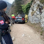 Pazite, nemojte to činiti: vozač koji je svojim BMW-om zapeo na planinarskoj stazi u austrijskim Alpama sam je kriv... (foto: Rosenheim24)
