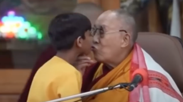 “I popuši mi jezik”, zatražio je Dalaj Lama vulgarno od djeteta te ga natjerao da siše njegov jezik, sve u skladu s tibetskom tradicijom, no ovo je previše