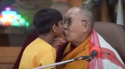 “I popuši mi jezik”, zatražio je Dalaj Lama vulgarno od djeteta te ga natjerao da siše njegov jezik, sve u skladu s tibetskom tradicijom, no ovo je previše