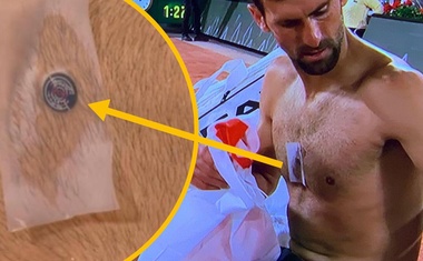 Pobjeđuje li Nole na Roland Garossu i zbog tajanstvenog predmeta na prsima? Svi se pitaju što Novak Đoković nosi na grudima