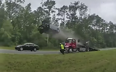 Trenutak nepažnje na autocesti lansirao ga je i visoko podigao u nebo! (VIDEO)