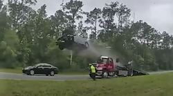 Trenutak nepažnje na autocesti lansirao ga je i visoko podigao u nebo! (VIDEO)