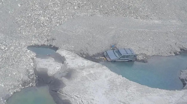 Pa to nije istina! Jeep je zapeo pod ledenjakom, a njegovo spašavanje vlasnika je pošteno opteretilo džep