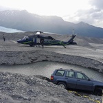 Pa to nije istina! Jeep je zapeo pod ledenjakom, a njegovo spašavanje vlasnika je pošteno opteretilo džep (foto: The Drive)