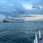 Jesu li za požar na brodu krivi elektroauti? Nedaleko od nizozemske obale gori brod s 3000 automobila (foto: Kustwacht Nederland)