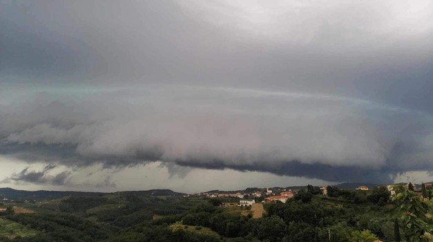 FOTO: Hoće li se ovaj strašni oblak isprazniti do Hrvatske? Pogledajte kakav je nevjerojatan oblak nad Goriškim brdima (ostvaruju se najcrnje prognoze)