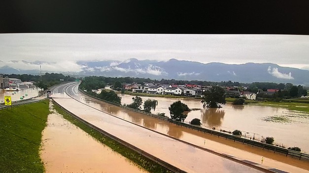 Pripremite se za oluju svih oluja! Što učiniti ako se autom zaletite u duboku vodu? Čak i naizgled nevina lokva može biti kobna!