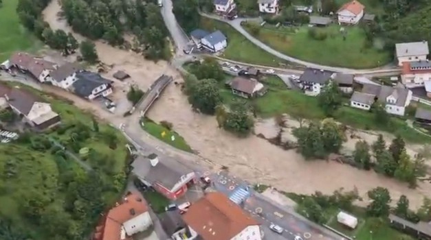 Zastrašujuće nevjerojatna snaga vode: Srušio se most u Komendi, situacija prezahtjevna za vatrogasce (FOTO+VIDEO)