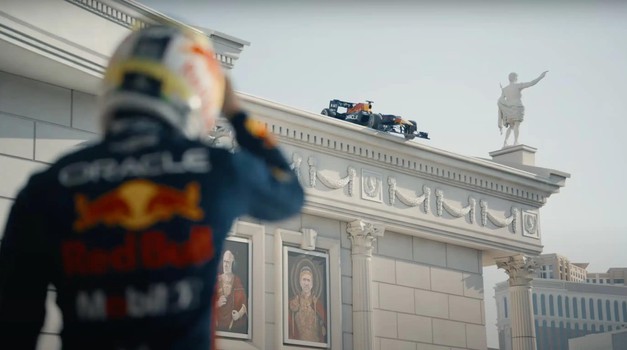 VIDEO: Kako je trkaći automobil F1 sletio na krov kasina u Las Vegasu?