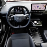 <p>Minimalistički dizajn interijera tipičan je za novu generaciju električnih hatchback vozila. Sve je solidno dizajnirano i ergonomski složeno te (izuzev hirovitosti infotainment sustava i klime) nekako nestaje u mojoj svakodnevici.</p> (foto: Uroš Modlic)