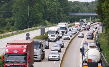 Kolnici mokri i skliski, pojačan promet i usporena vožnja zbog radova