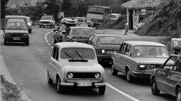 Bilo vam je dobro u Yugi? Za Fiat Tipo trebalo vam je 97 plaća, za Renault 4 35, za Zastavu 101 38, a za Peglicu 18... Za Yugo je valjalo raditi dvije i pol godine!