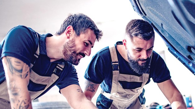 Jedan dan rada automehaničara 500 eura u džepu: koliko stvarno zarađuju majstori na poslu i u fušu