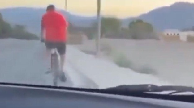Užas nad užasima! Pijani tinejdžer autom ubio biciklista i sve snimio: "Jesi li spreman? Razbij ga!" (VIDEO)