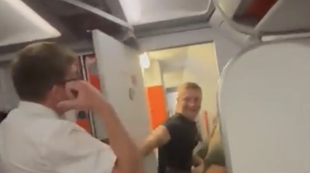 Sexali se u avionu Easy Jeta: Nisu se obazirali na pritužbe putnika, ali kada je stjuardesa otvorila vrata... (VIDEO)