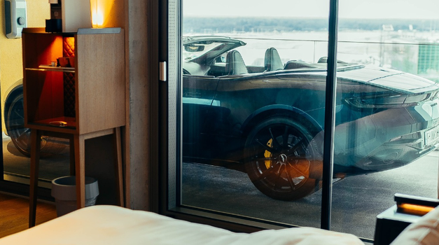 Soba za vas i auto za samo 250 eura! Za bezbrižan san: u ovom frankfurtskom hotelu svoj automobil moći ćete parkirati na balkonu svog apartmana
