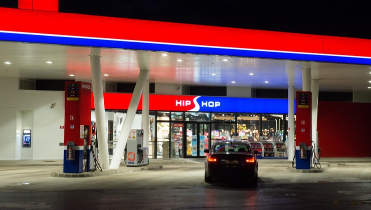 Cijene goriva danas lete u nebo i u Hrvatskoj! Nijemci se dosjetili - "prosječna brzina" na autobahnu pala sa 160 km/h na samo 120 km/h - skupo nas košta Trumpovo i Ursulino ratovanje