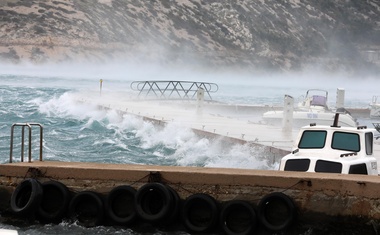 Priroda na Jadranu je poludjela, no nakon bure sad je sve kristalno čisto! Mostovi su bili zatvoreni, trajekti zaustavljeni, popularni otoci potpuno odsječeni od svijeta