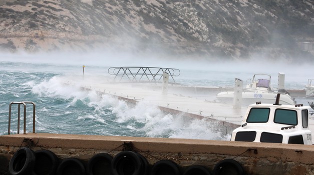 Priroda na Jadranu je poludjela, no nakon bure sad je sve kristalno čisto! Mostovi su bili zatvoreni, trajekti zaustavljeni, popularni otoci potpuno odsječeni od svijeta