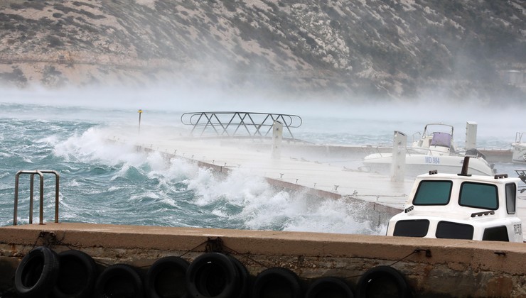 Priroda na Jadranu je poludjela, no nakon bure sad je sve kristalno čisto! Mostovi su bili zatvoreni, trajekti zaustavljeni, popularni otoci potpuno odsječeni od svijeta