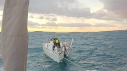 Drama na moru: Kod Paga nakon nevremena spašena posada oštećene jedrilice, među kojima dva Hrvata i jedna Slovenka