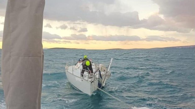 Drama na moru: Kod Paga nakon nevremena spašena posada oštećene jedrilice, među kojima dva Hrvata i jedna Slovenka