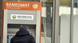 Zaboravljeni novac ugledao je u otvoru bankomata i prisvojio ga. Požalit će, jer i u zatvor može zbog toga!