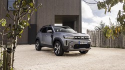 Vruća roba stiže, a poznate i EU cijene za Duster, od 19.690 za benzinac preko 23.400 za plinaša i 4x4 verziju do hibrida za 26.600 eura!