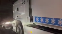 Bizaran prizor na autocestama: Kamion divlja po cesti, gurajući... auto ispred sebe! (VIDEO)