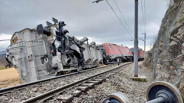 FOTO: Strašni prizori s mjesta nesreće željezničke kompozicije. Vlak iskočio iz tračnica između kolodvora Meja i Škrljevo