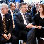 Ursula, plaća 35.800 eura, Dubravka Šuica 29.250, Bartulica, Ressler i Eu zastupnici imaju bez dodataka i preko 12.500 eura... (foto: FB / hdz)