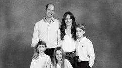 Princu Louisu nedostaje prst! Ožalošćena obiteljska božićna fotografija pokazuje manu koju su pokušavali sakriti