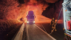 Zapalila se električna vozila na kamionu buktinji: autocesta potpuno zatvorena zbog požara koji se sporo gasi