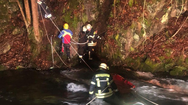 Pijana 14-godišnjakinja upala u ledenu rijeku: Spasilo je 59 vatrogasaca (FOTO)