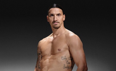 VIDEO: Zlatan impresionira mišićima i nogometnim umijećem na plaži, a jeste li već vidjeli njegovu ženu?! (Ona ima 53 godine!)