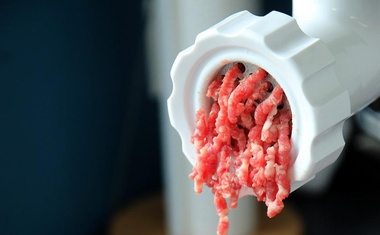 Čevapomat, nova izmišljotina! Znamo aparate za kavu, aparate za jaja, aparate za mlijeko... Što je s čevapomatom? E, sada je i ovo dostupno i uzbuđenju nema kraja.