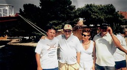 Tko je "momak" do mame Karla Resslera?  Tko pogodi osvaja Bingo kojeg daje General Glavaš, jer mu je životna misija raskrinkati protagoniste montiranog procesa zbog kojih je proglašen ratnim zločincem