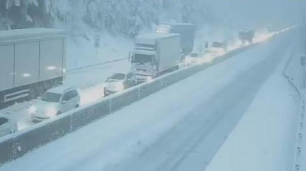 Snijeg je paralizirao Hrvatsku i Sloveniju, stvaraju se višekilometarske gužve, situacija je iz sata u sat sve gora